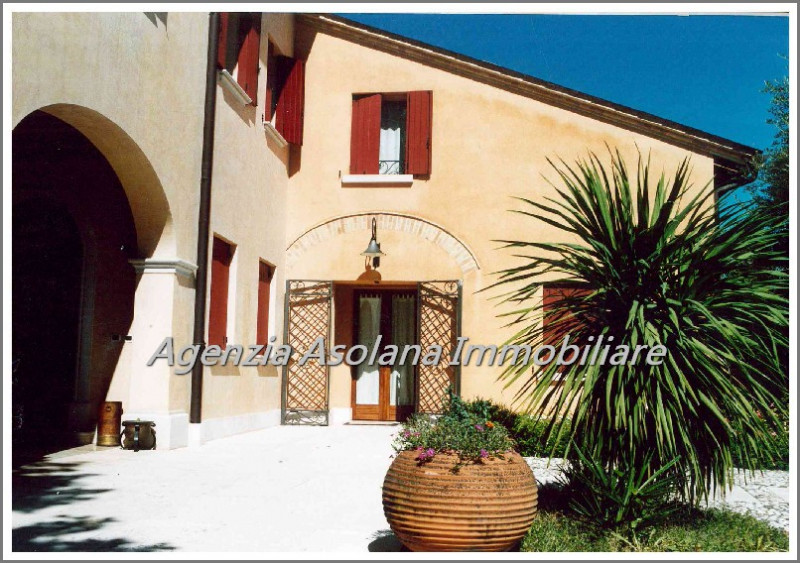 Casa a schiera laterale in affitto ad Asolo. La casa si trova, all’interno di una villa suddivisa...