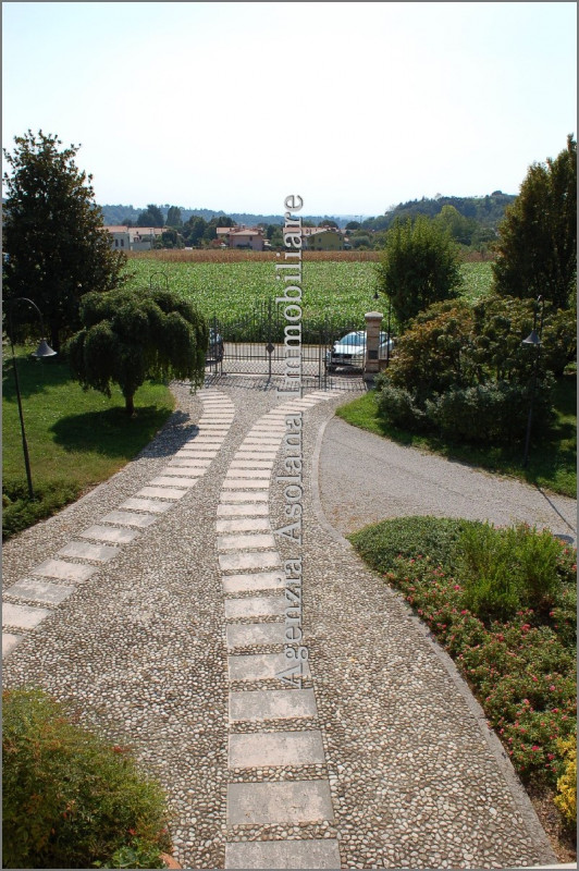 Casa a schiera laterale in affitto ad Asolo. La casa si trova, all’interno di una villa suddivisa...