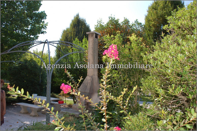 Casa a schiera laterale in affitto ad Asolo. La casa si trova, all’interno di una villa suddivisa...