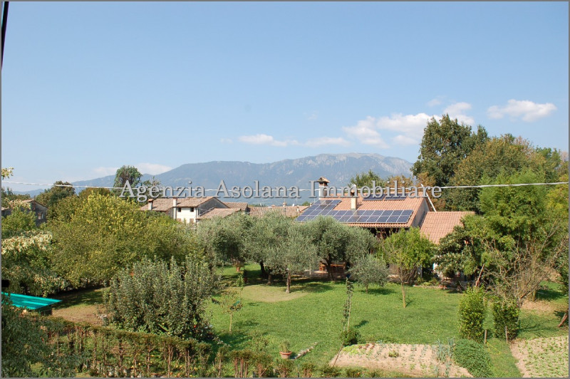 Casa a schiera laterale in affitto ad Asolo. La casa si trova, all’interno di una villa suddivisa...