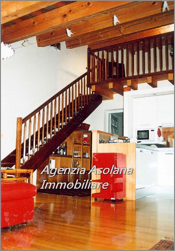 Casa a schiera laterale in affitto ad Asolo. La casa si trova, all’interno di una villa suddivisa...