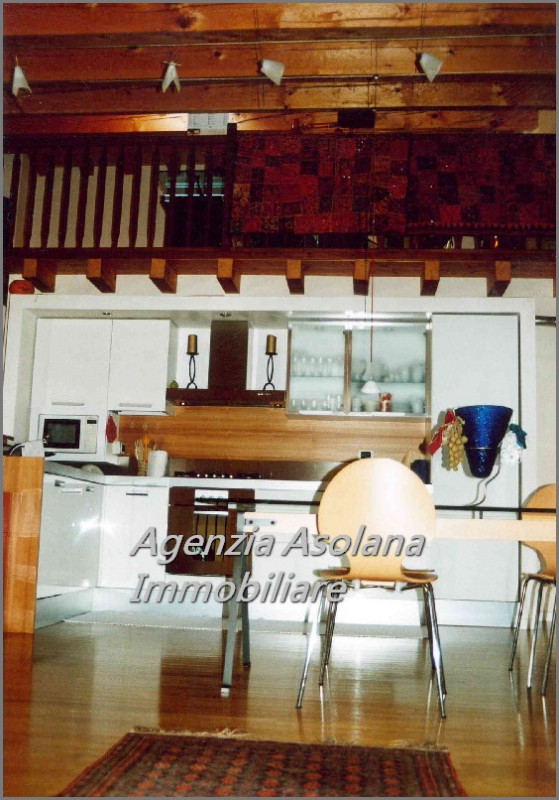 Casa a schiera laterale in affitto ad Asolo. La casa si trova, all’interno di una villa suddivisa...