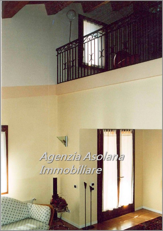 Casa a schiera laterale in affitto ad Asolo. La casa si trova, all’interno di una villa suddivisa...