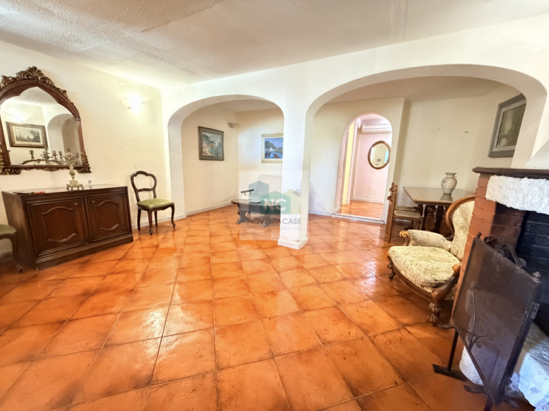 Scopri un'opportunità unica nel cuore di Monterone. Ti proponiamo in vendita un appartamento tril...