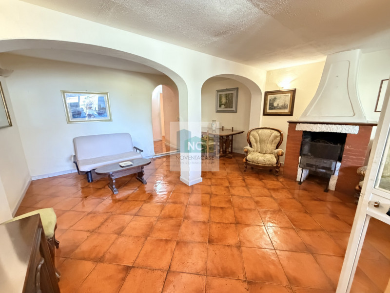 Scopri un'opportunità unica nel cuore di Monterone. Ti proponiamo in vendita un appartamento tril...