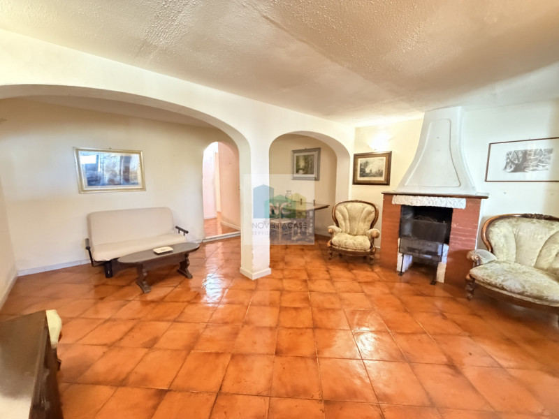 Scopri un'opportunità unica nel cuore di Monterone. Ti proponiamo in vendita un appartamento tril...