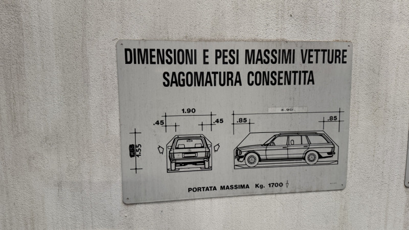 Scopri un'opportunità unica per affittare un garage esclusivo situato nel centro storico di Padov...