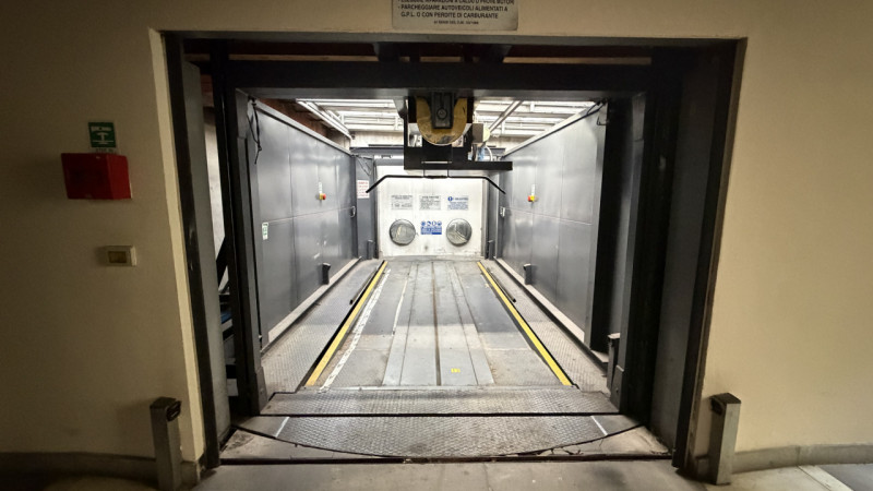 Scopri un'opportunità unica per affittare un garage esclusivo situato nel centro storico di Padov...