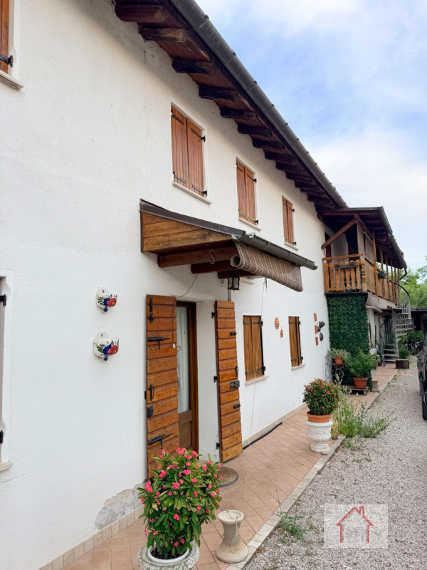 Rif: DS225
X INFO - Denis: 340.254.0785

In contesto tranquillo e residenziale nel comune di Giav...
