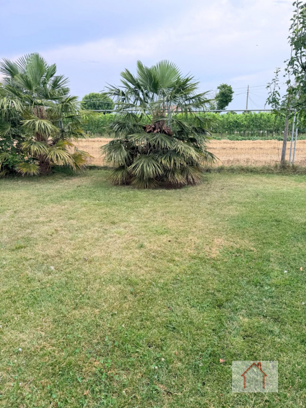 Rif: DS225
X INFO - Denis: 340.254.0785

In contesto tranquillo e residenziale nel comune di Giav...