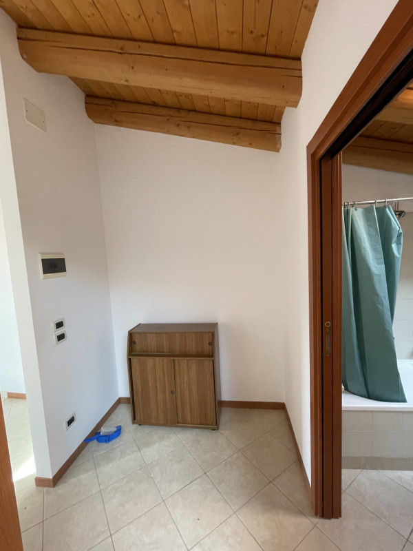 Siamo a proporre in affitto mini appartamento di ampia metratura posto all'ultimo piano di un con...