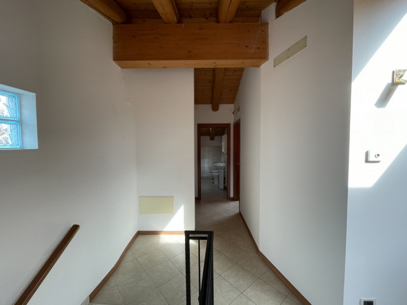 Siamo a proporre in affitto mini appartamento di ampia metratura posto all'ultimo piano di un con...