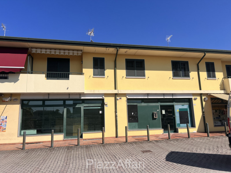 Situato in una posizione strategica nel comune di Brugine, proponiamo in vendita un luminoso loca...
