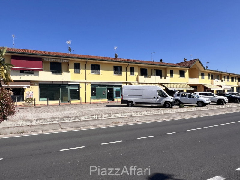 Situato in una posizione strategica nel comune di Brugine, proponiamo in vendita un luminoso loca...