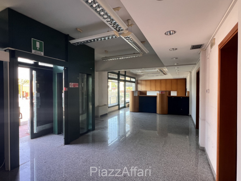 Situato in una posizione strategica nel comune di Brugine, proponiamo in vendita un luminoso loca...