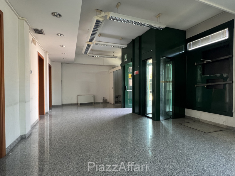 Situato in una posizione strategica nel comune di Brugine, proponiamo in vendita un luminoso loca...