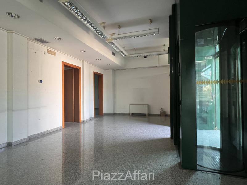 Situato in una posizione strategica nel comune di Brugine, proponiamo in vendita un luminoso loca...