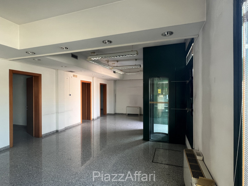 Situato in una posizione strategica nel comune di Brugine, proponiamo in vendita un luminoso loca...