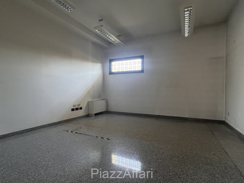 Situato in una posizione strategica nel comune di Brugine, proponiamo in vendita un luminoso loca...