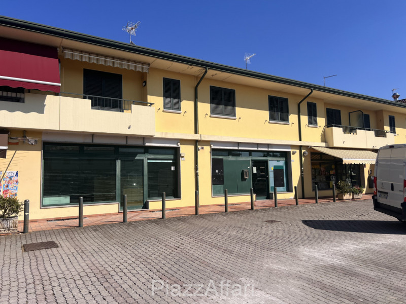 Situato in una posizione strategica nel comune di Brugine, proponiamo in vendita un luminoso loca...