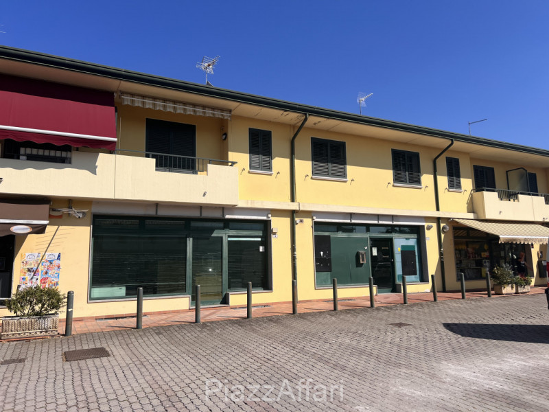 Situato in una posizione strategica nel comune di Brugine, proponiamo in vendita un luminoso loca...