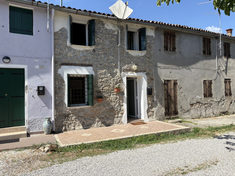 Nel cuore dei Colli Euganei, in una tranquilla posizione collinare ma comoda ai centri di Galzign...