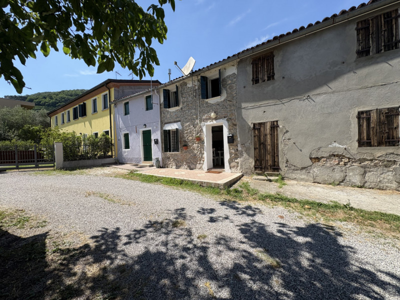 Nel cuore dei Colli Euganei, in una tranquilla posizione collinare ma comoda ai centri di Galzign...