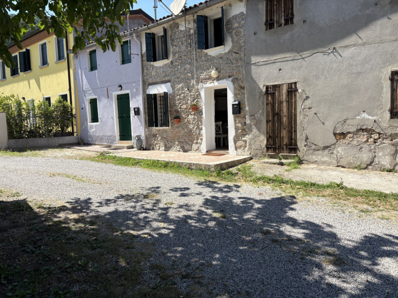 Nel cuore dei Colli Euganei, in una tranquilla posizione collinare ma comoda ai centri di Galzign...