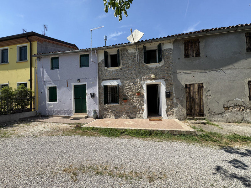 Nel cuore dei Colli Euganei, in una tranquilla posizione collinare ma comoda ai centri di Galzign...