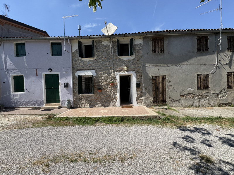 Nel cuore dei Colli Euganei, in una tranquilla posizione collinare ma comoda ai centri di Galzign...