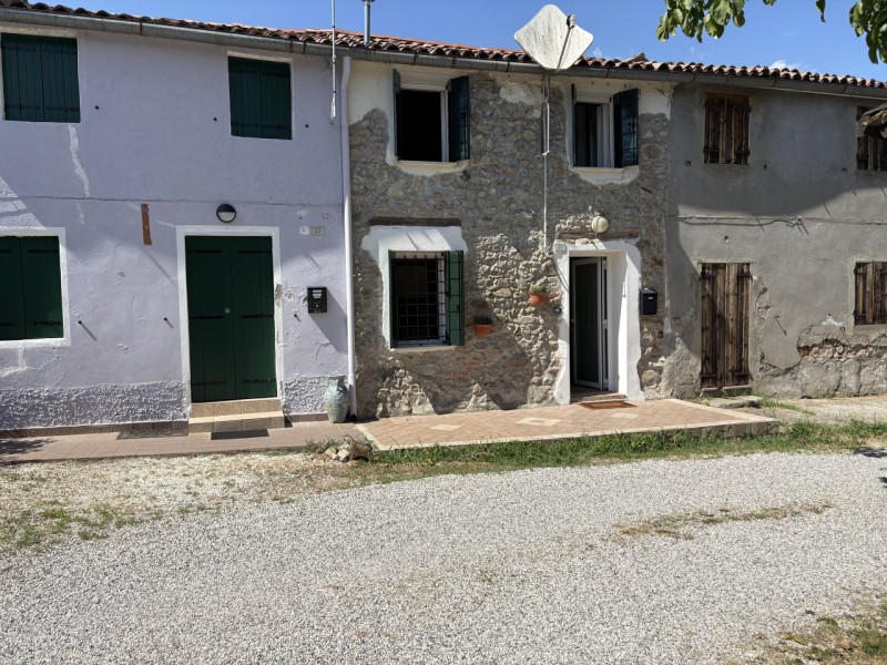 Nel cuore dei Colli Euganei, in una tranquilla posizione collinare ma comoda ai centri di Galzign...