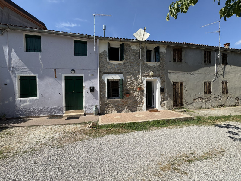 Nel cuore dei Colli Euganei, in una tranquilla posizione collinare ma comoda ai centri di Galzign...