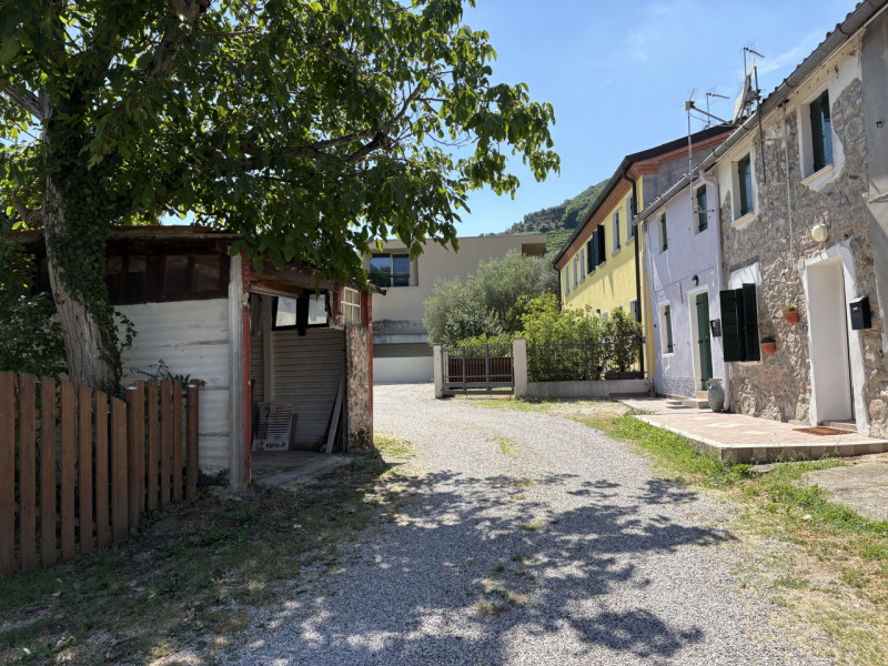 Nel cuore dei Colli Euganei, in una tranquilla posizione collinare ma comoda ai centri di Galzign...