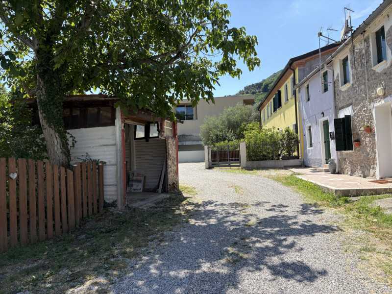 Nel cuore dei Colli Euganei, in una tranquilla posizione collinare ma comoda ai centri di Galzign...