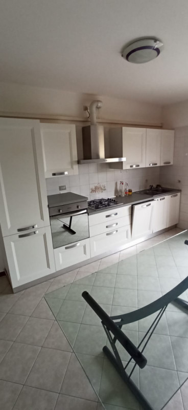 Scopri il tuo nuovo nido in affitto a Tribano, nella tranquilla località di Olmo. Questo elegante...