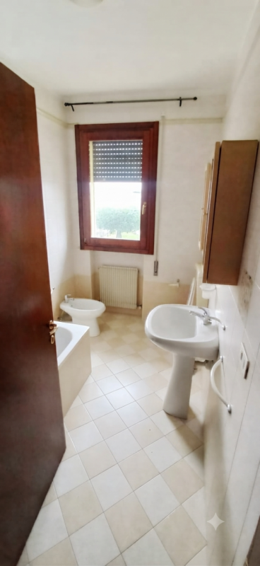 Scopri il tuo nuovo nido in affitto a Tribano, nella tranquilla località di Olmo. Questo elegante...