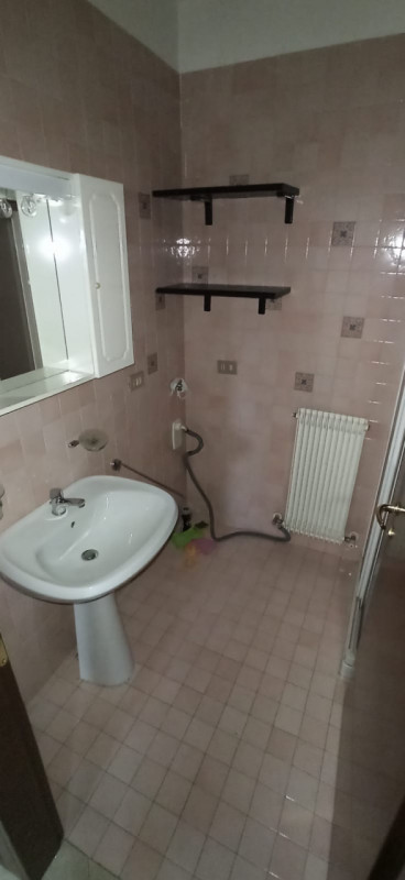 Scopri il tuo nuovo nido in affitto a Tribano, nella tranquilla località di Olmo. Questo elegante...