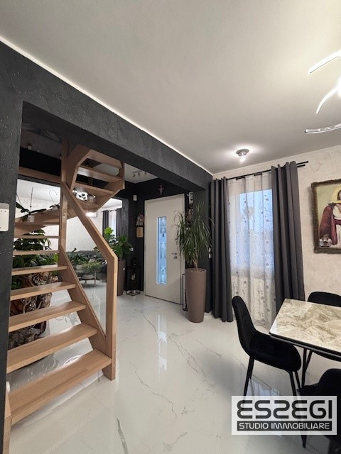 Fossò proponiamo in vendita casa singola terratetto elegante e moderna, situata nel centro del pa...