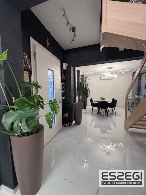 Fossò proponiamo in vendita casa singola terratetto elegante e moderna, situata nel centro del pa...
