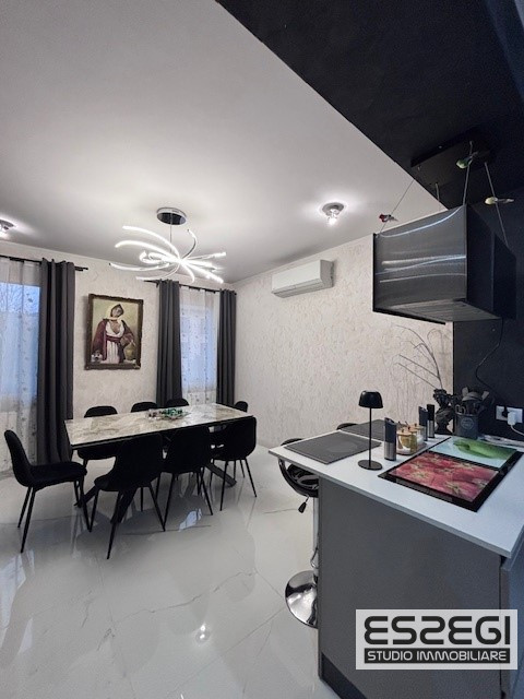 Fossò proponiamo in vendita casa singola terratetto elegante e moderna, situata nel centro del pa...