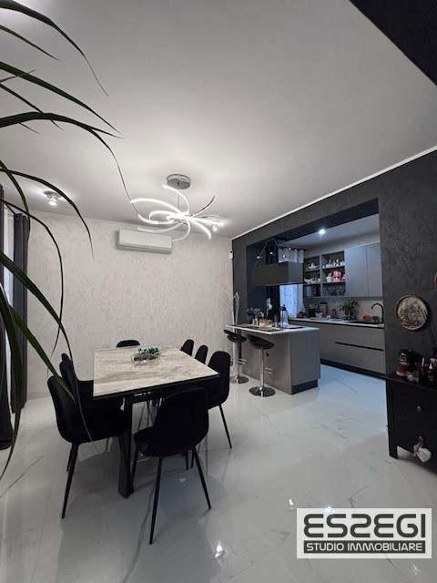 Fossò proponiamo in vendita casa singola terratetto elegante e moderna, situata nel centro del pa...