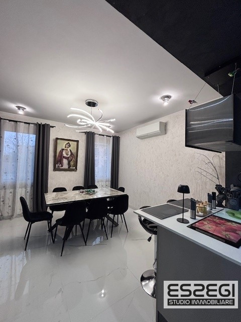 Fossò proponiamo in vendita casa singola terratetto elegante e moderna, situata nel centro del pa...