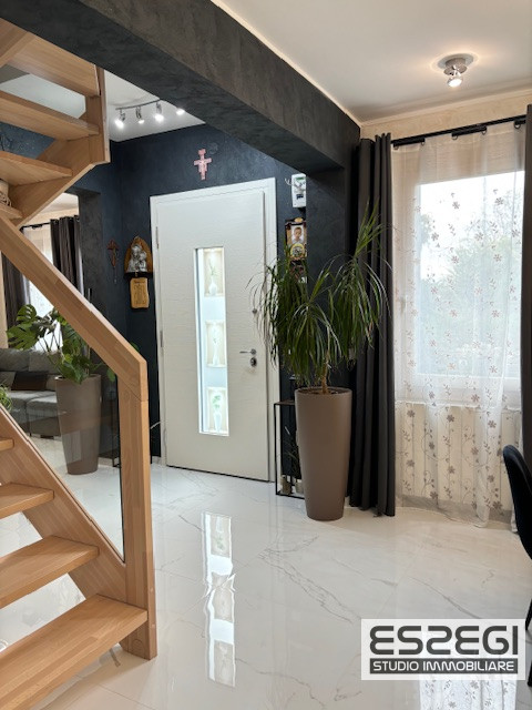 Fossò proponiamo in vendita casa singola terratetto elegante e moderna, situata nel centro del pa...