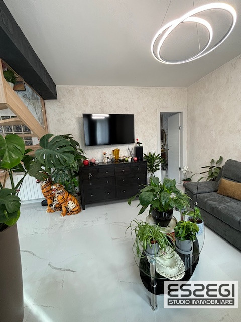 Fossò proponiamo in vendita casa singola terratetto elegante e moderna, situata nel centro del pa...