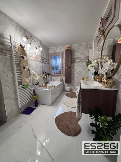 Fossò proponiamo in vendita casa singola terratetto elegante e moderna, situata nel centro del pa...