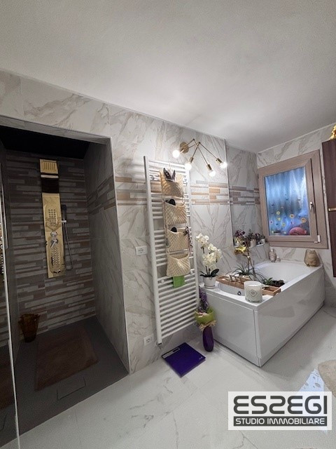 Fossò proponiamo in vendita casa singola terratetto elegante e moderna, situata nel centro del pa...