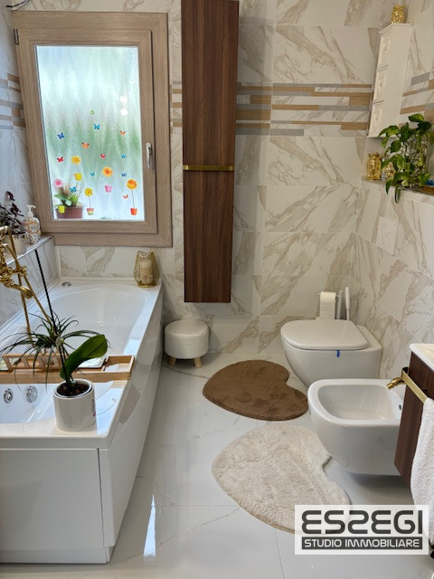 Fossò proponiamo in vendita casa singola terratetto elegante e moderna, situata nel centro del pa...