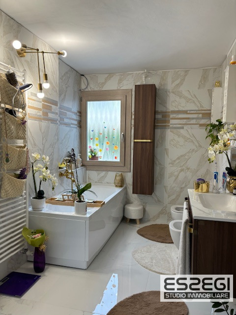 Fossò proponiamo in vendita casa singola terratetto elegante e moderna, situata nel centro del pa...