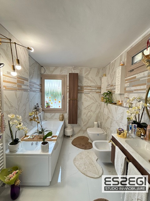 Fossò proponiamo in vendita casa singola terratetto elegante e moderna, situata nel centro del pa...