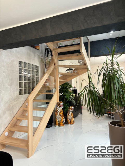 Fossò proponiamo in vendita casa singola terratetto elegante e moderna, situata nel centro del pa...
